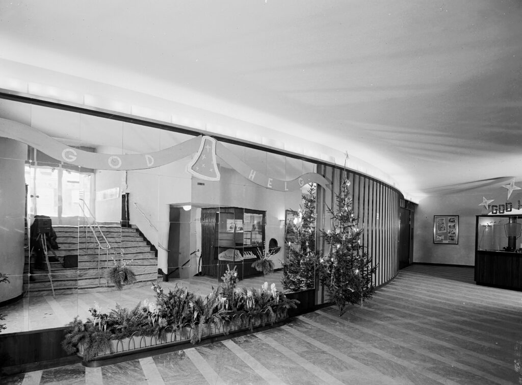 Biograf Saga. Biograf Saga pÂ Stora gatan nr 18. Interiör i hallen. Byggnaden uppfördes 1939-1940.