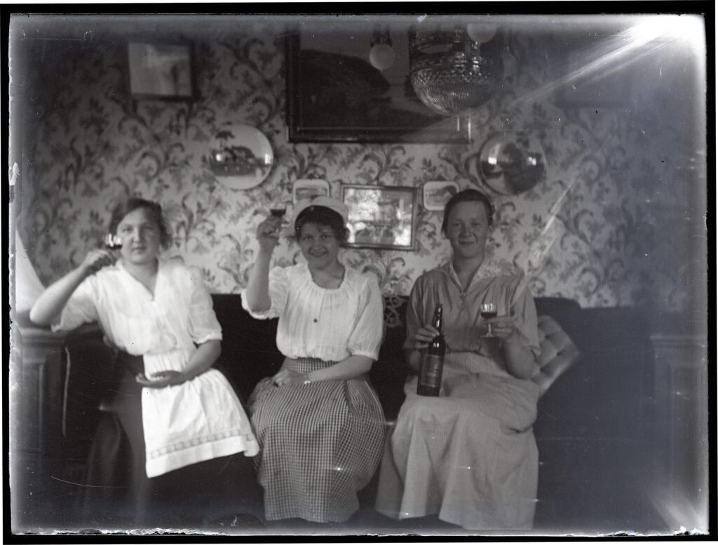 3 damer i en soffa. Lilly Blomdal, Gerda Olsson.