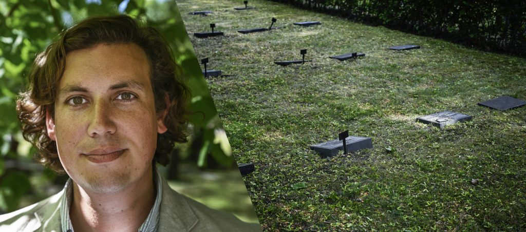 Färgfotografi i delad bild. Till vänster syns ett porträtt av en person utomhus med grönska i bakgrunden. Till höger syns en gräsyta med flera små, platta gravmarkeringar placerade med mellanrum.