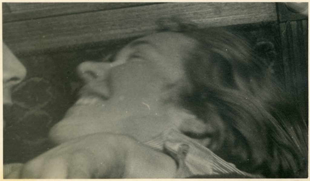 Svartvitt foto på en närbild på en skrattande kvinna.