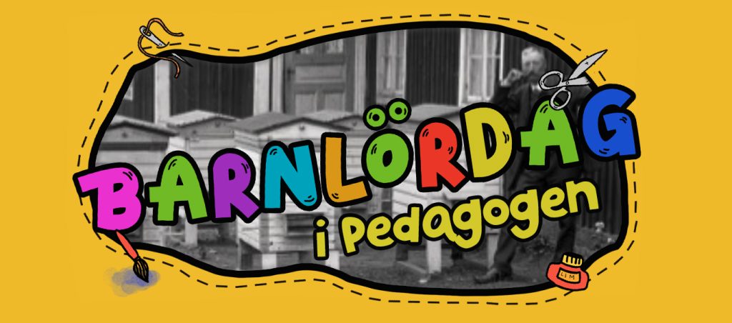 Grafisk banner med texten ”Barnlördag i Pedagogen” i färgglada bokstäver. Bakgrunden är ett svartvitt fotografi av bikupor utanför en byggnad. Runt motivet finns en gul ram med tecknade detaljer som pensel, sax och färgburk.