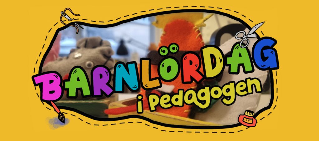 Grafisk banner med texten ”Barnlördag i Pedagogen” i färgglada bokstäver. Bakgrunden är ett färgfoto med mjuka fingerdockor och pysselmaterial på ett bord. Runt motivet finns en gul ram med tecknade detaljer som pensel, sax och färgburk.