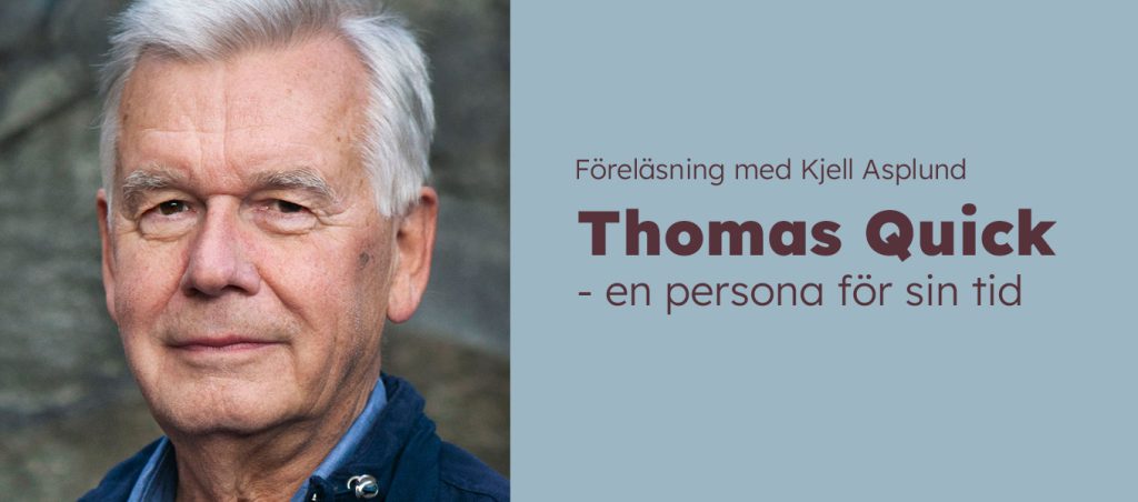 Färgfotografi. Porträtt av en äldre man med grått hår mot suddig bakgrund. Till höger står texten: ”Föreläsning med Kjell Asplund. Thomas Quick – en persona för sin tid.”
