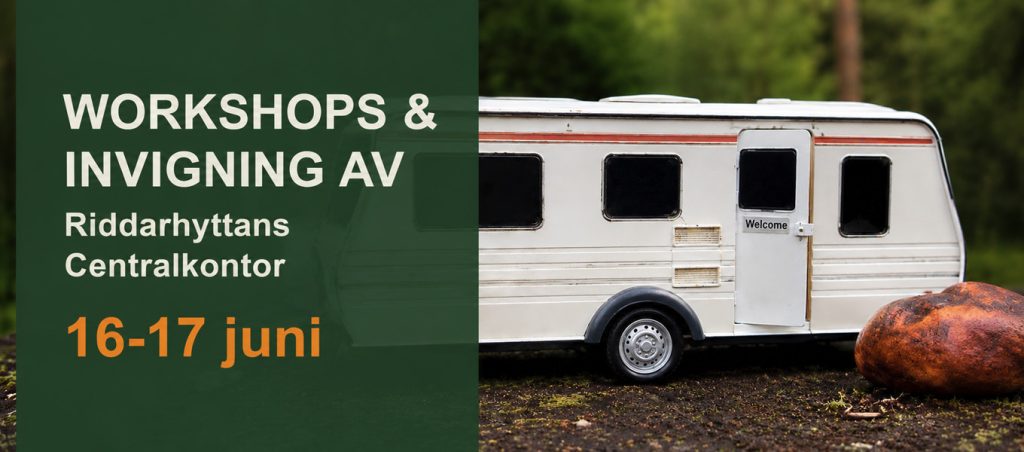 Illustration av en vit husvagn med orange detaljer som står uppställd på en gräsyta framför träd. Till vänster i bilden finns texten ”Workshops & invigning av Riddarhyttans Centralkontor” samt datumen 16–17 juni i orange.