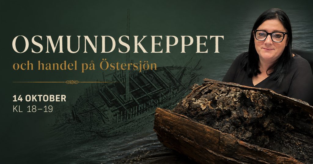 Porträtt av en kvinna med mörkt hår och glasögon bredvid en träbehållare fylld med rostiga järnklumpar. I bakgrunden syns en teckning av ett äldre skepp mot en mörkgrön bakgrund. Till vänster finns rubriken "Osmundskeppet och handel på Östersjön".