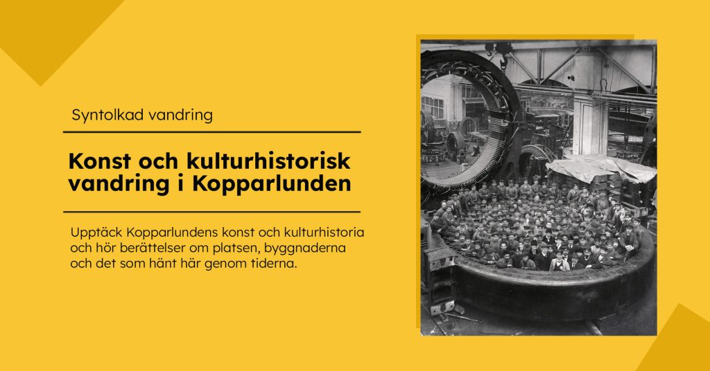 Svartvitt fotografi av en stor grupp människor samlade inne i en industrilokal, omgivna av stora maskiner. Till vänster finns text om en syntolkad konst och kulturhistorisk vandring i Kopparlunden mot gul bakgrund.