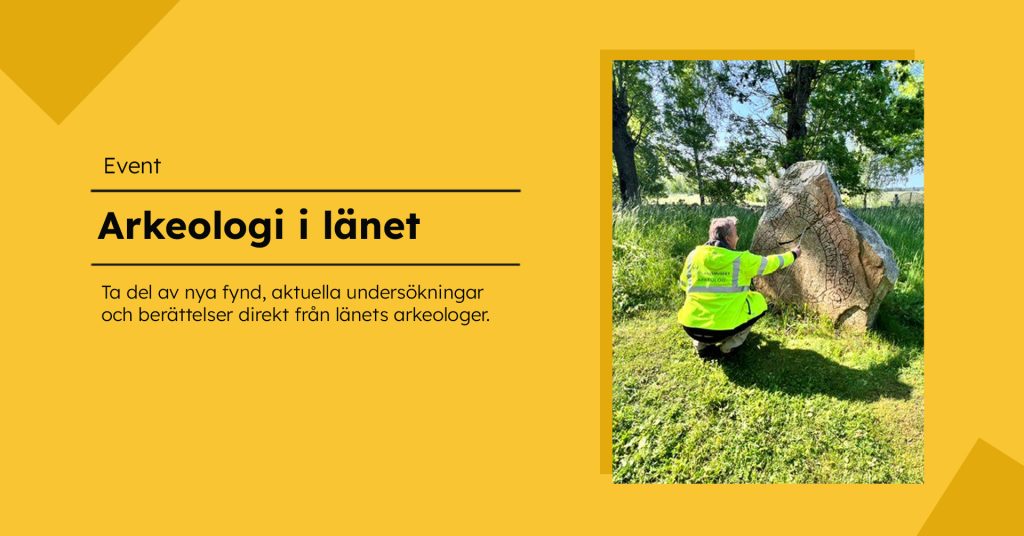 En arkeolog i varselväst undersöker ristningarna på en stor runsten i en grönskande miljö. Till vänster står information om eventet Arkeologi i länet mot gul bakgrund.