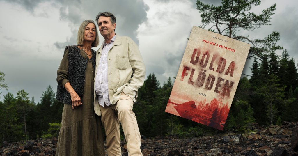 Två personer står i ett stenigt landskap med träd och molnig himmel i bakgrunden. Till höger syns bokomslaget till Dolda flöden.