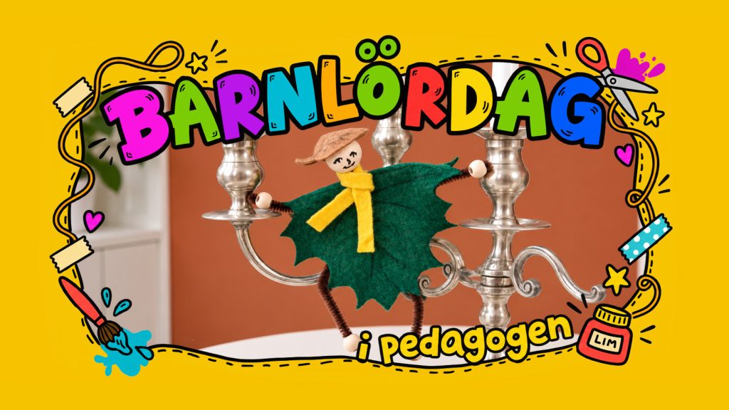 En liten handgjord figur med grön lövkropp, gul halsduk och brun mössa hänger i en silverfärgad ljusstake. Bilden omges av en gul, färgglad ram med texten ”Barnlördag i Pedagogen” och tecknade pysseldetaljer.