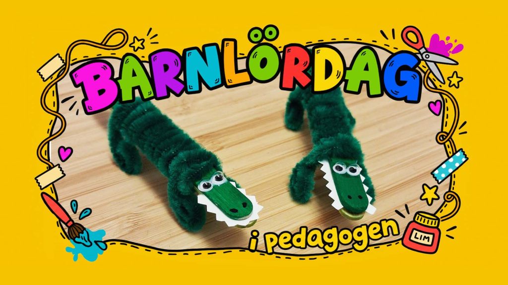 Två gröna krokodiler tillverkade av glasspinnar och piprensare, med rörliga ögon och vita papperständer, står på ett träbord. Bilden omges av en gul, färgglad ram med texten ”Barnlördag i Pedagogen” och tecknade pysseldetaljer.