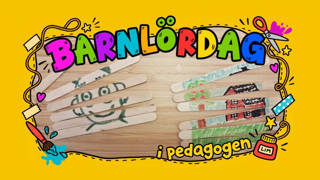 Två pussel av glasspinnar ligger på ett träbord. Det ena har en grön tecknad figur och det andra visar ett rött hus med gröna träd. Bilden omges av en gul, färgglad ram med texten ”Barnlördag i Pedagogen” och tecknade pysseldetaljer.