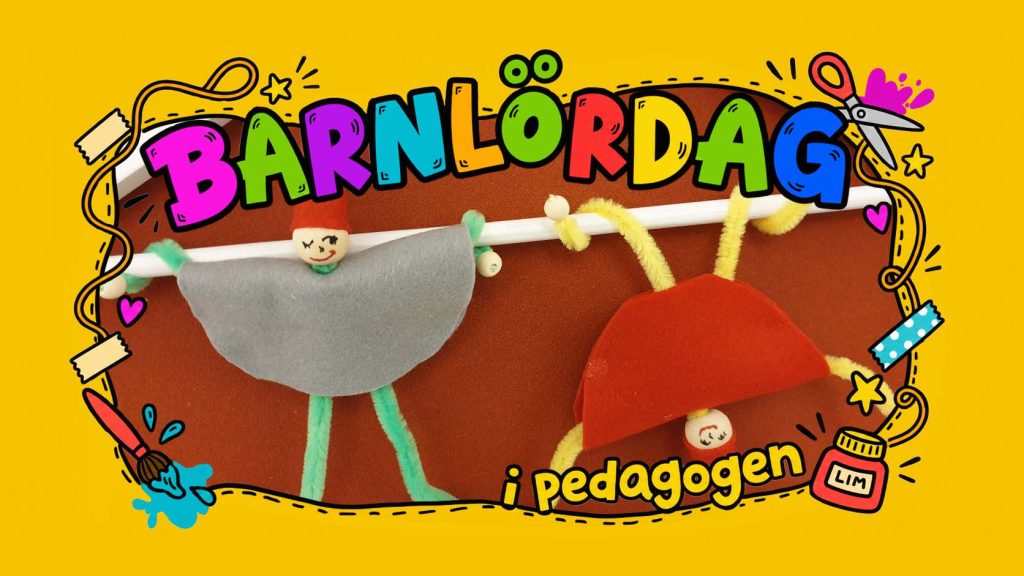 Två små figurer med huvuden av träkulor, kroppar av filt och armar och ben av piprensare hänger i en vit stång. Den ena har grå kropp och gröna ben, den andra röd kropp och gula ben. Bilden omges av en gul, färgglad ram med texten ”Barnlördag i Pedagogen” och tecknade pysseldetaljer.
