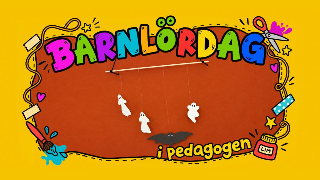 Färgglad banner med texten ”Barnlördag i Pedagogen”. I mitten syns en halloweenmobil med tre vita spöken och en svart fladdermus mot en orange bakgrund. Runt bilden finns illustrerade pysseldetaljer som sax, pensel, lim, tejp, hjärtan och stjärnor.
