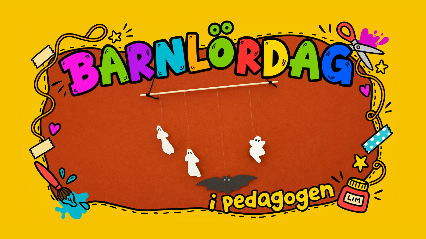 Färgglad banner med texten ”Barnlördag i Pedagogen”. I mitten syns en halloweenmobil med tre vita spöken och en svart fladdermus mot en orange bakgrund. Runt bilden finns illustrerade pysseldetaljer som sax, pensel, lim, tejp, hjärtan och stjärnor.