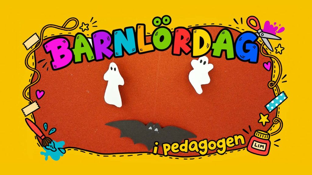 Två vita pappersspöken och en svart fladdermus hänger mot en rostbrun bakgrund. Bilden omges av en gul, färgglad ram med texten ”Barnlördag i Pedagogen” och tecknade pysseldetaljer.